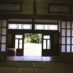 建物内部から玄関方向(内装)